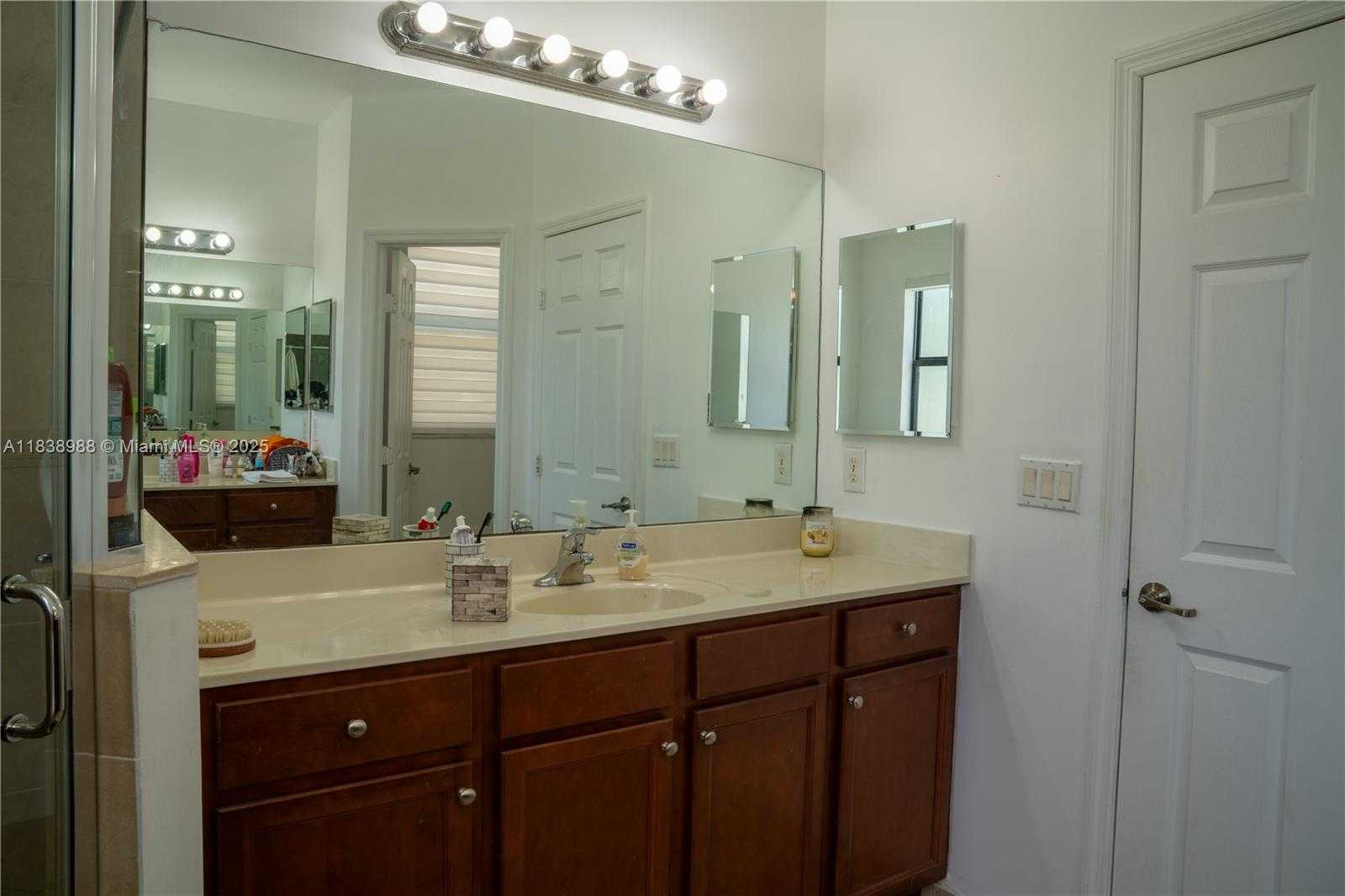 Small Image of Hialeah Number 28