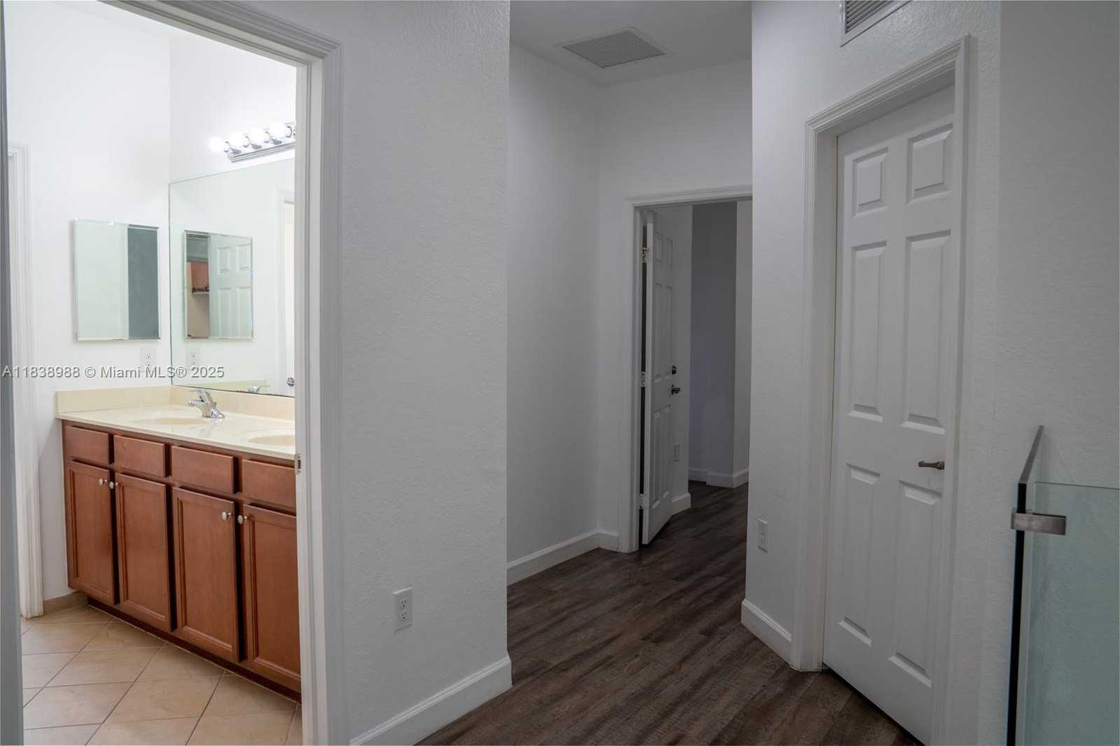 Small Image of Hialeah Number 32
