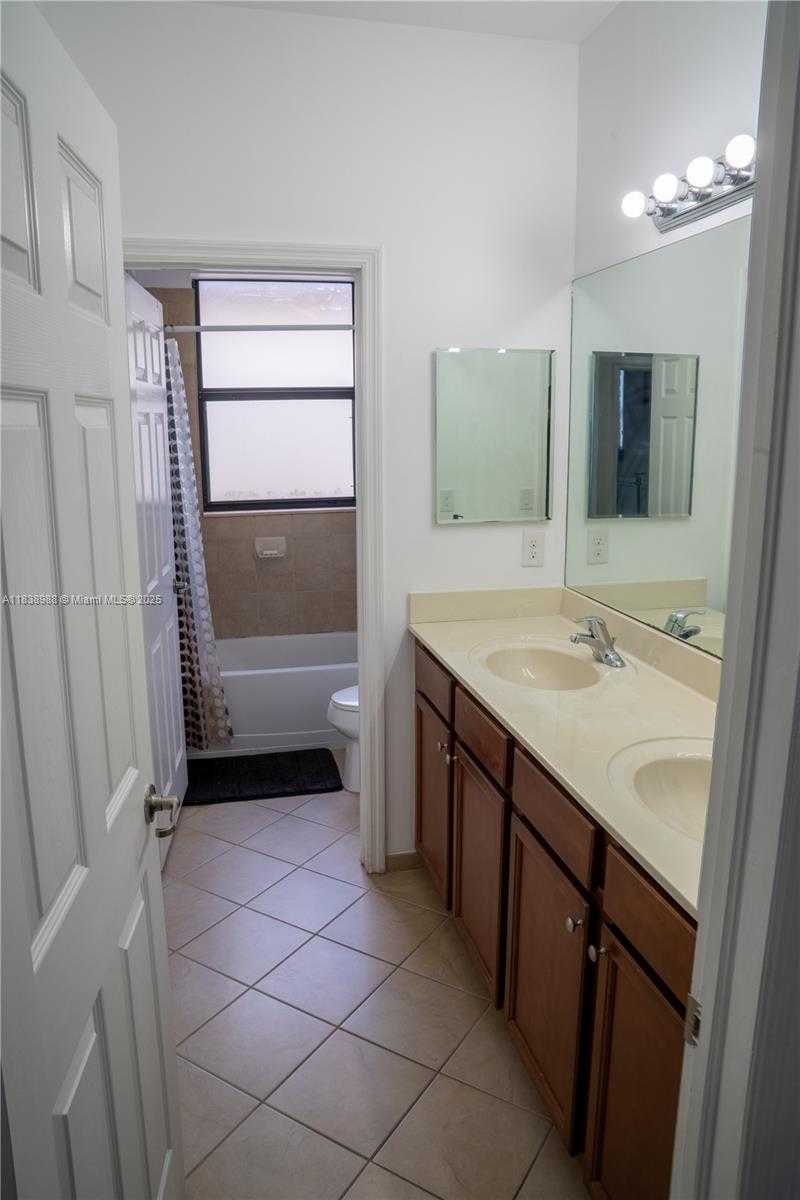Small Image of Hialeah Number 33