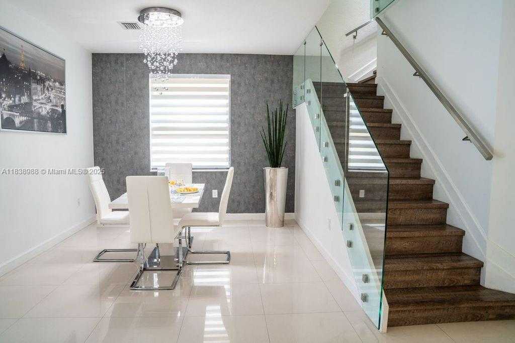 Small Image of Hialeah Number 6