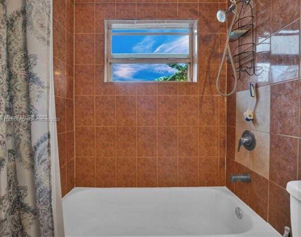 Small Image of 130 NORTH EAST 21ST CT, Pompano Beach Number 7