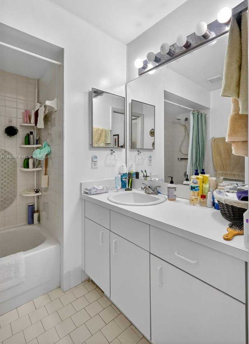 Small Image of 19611 NORTH WEST 82ND CT, Hialeah Number 15