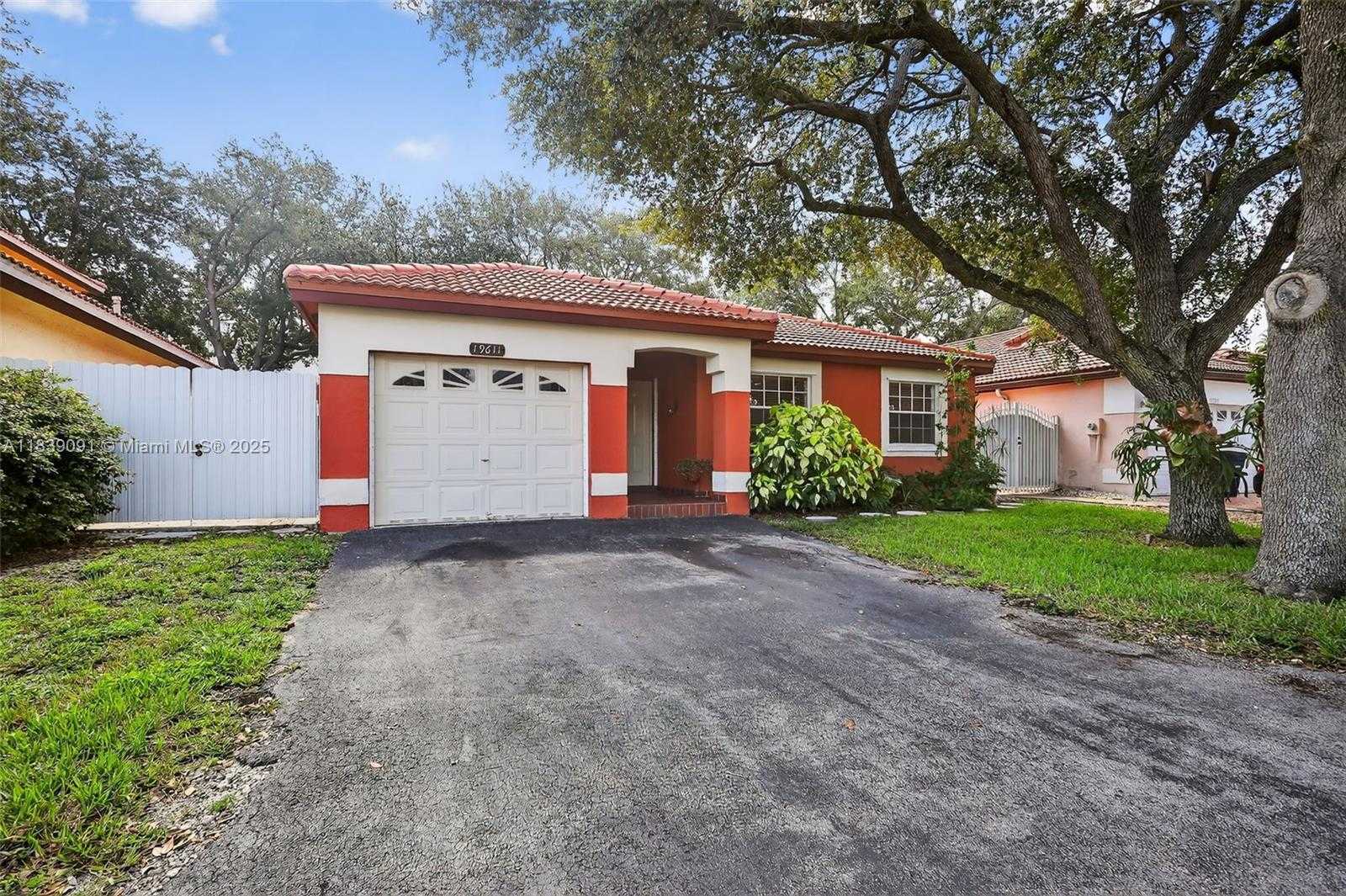 Small Image of 19611 NORTH WEST 82ND CT, Hialeah Number 2