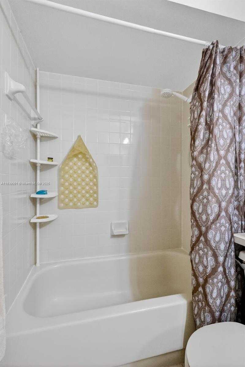 Small Image of 19611 NORTH WEST 82ND CT, Hialeah Number 21