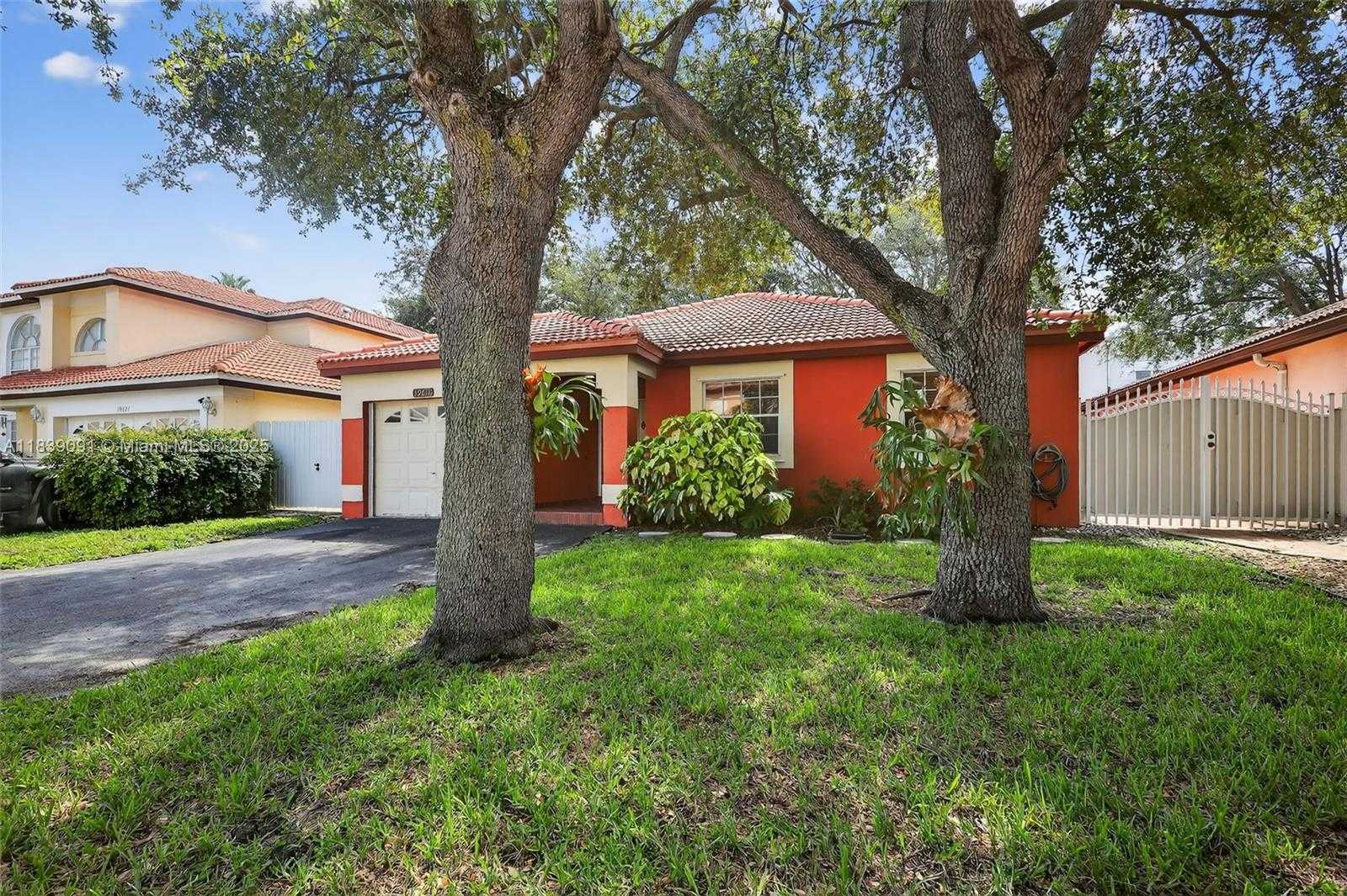 Small Image of 19611 NORTH WEST 82ND CT, Hialeah Number 3