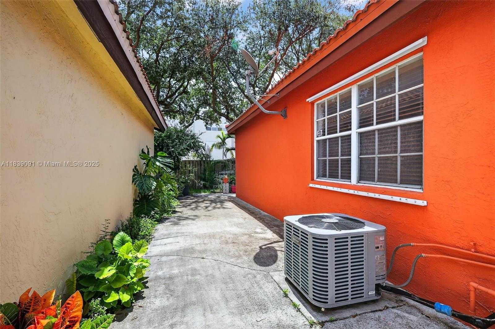 Small Image of 19611 NORTH WEST 82ND CT, Hialeah Number 31