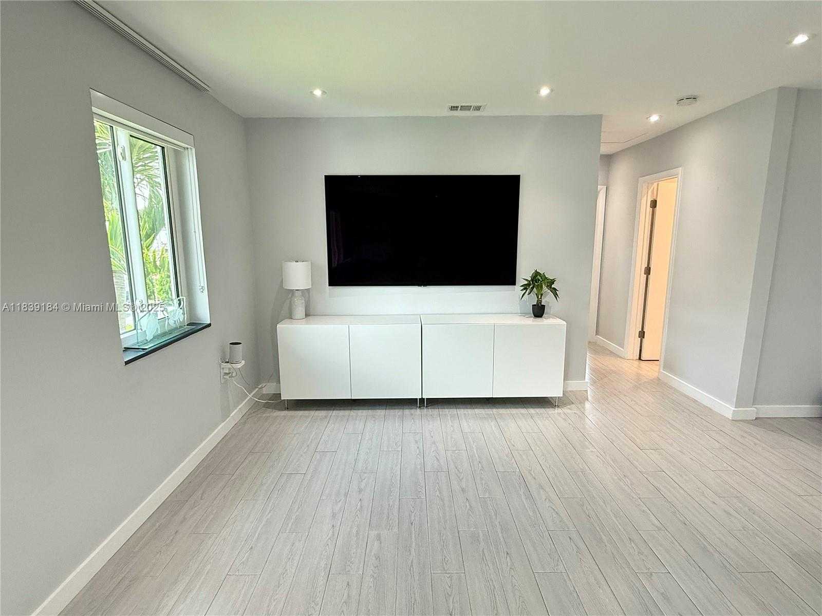 Small Image of 1620 NORTH 68TH TER, Hollywood Number 6