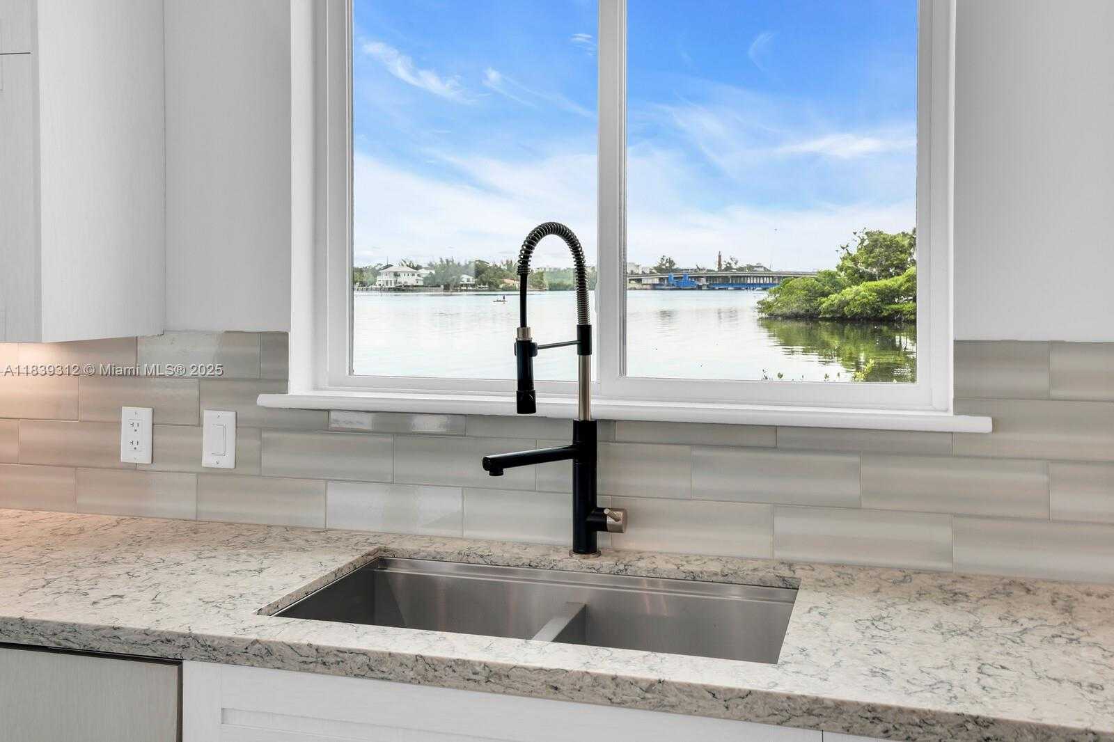Small Image of 974 MARLIN DR, Jupiter Number 15