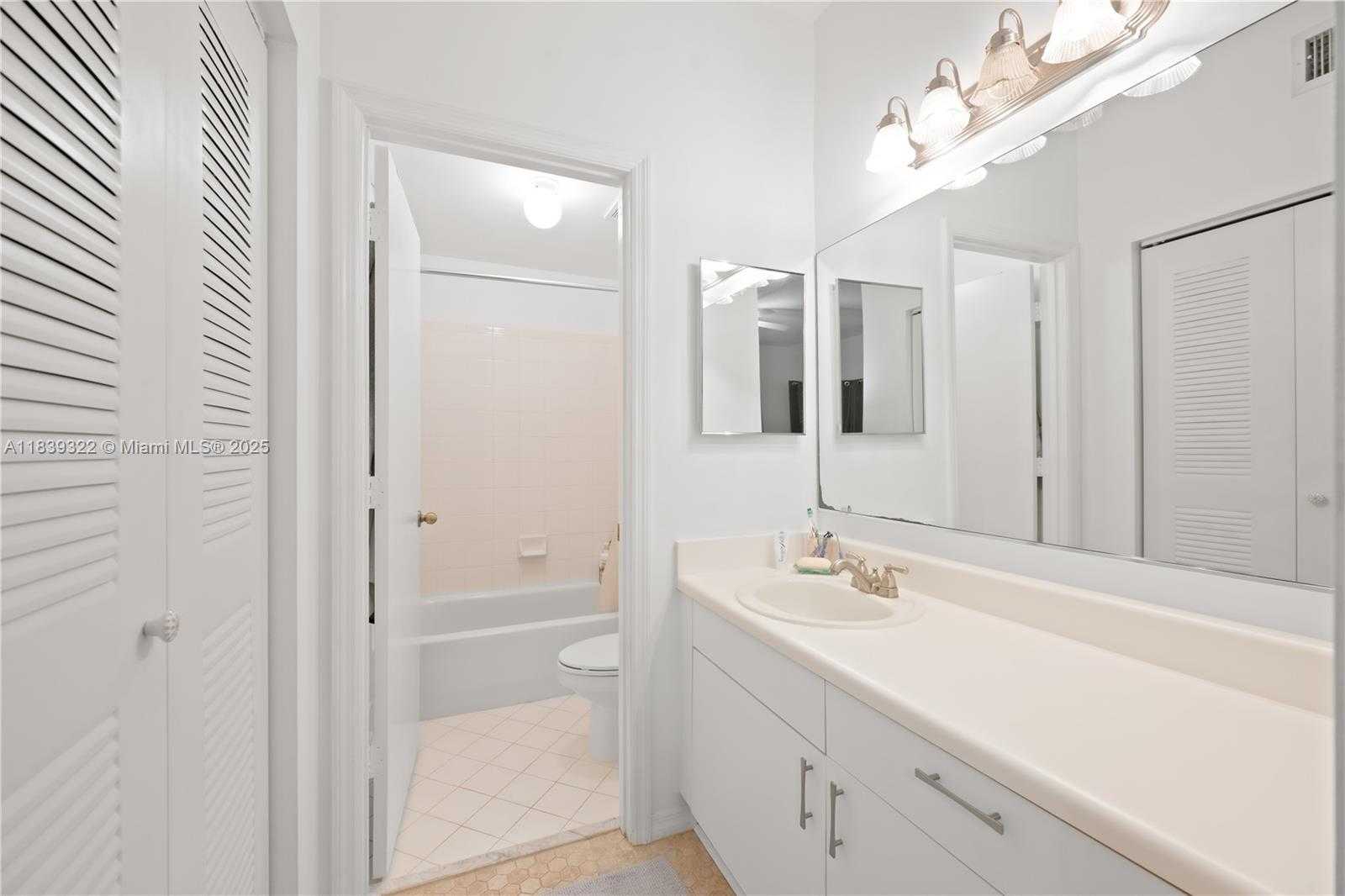 Small Image of 1424 BARCELONA WAY, Weston Number 17