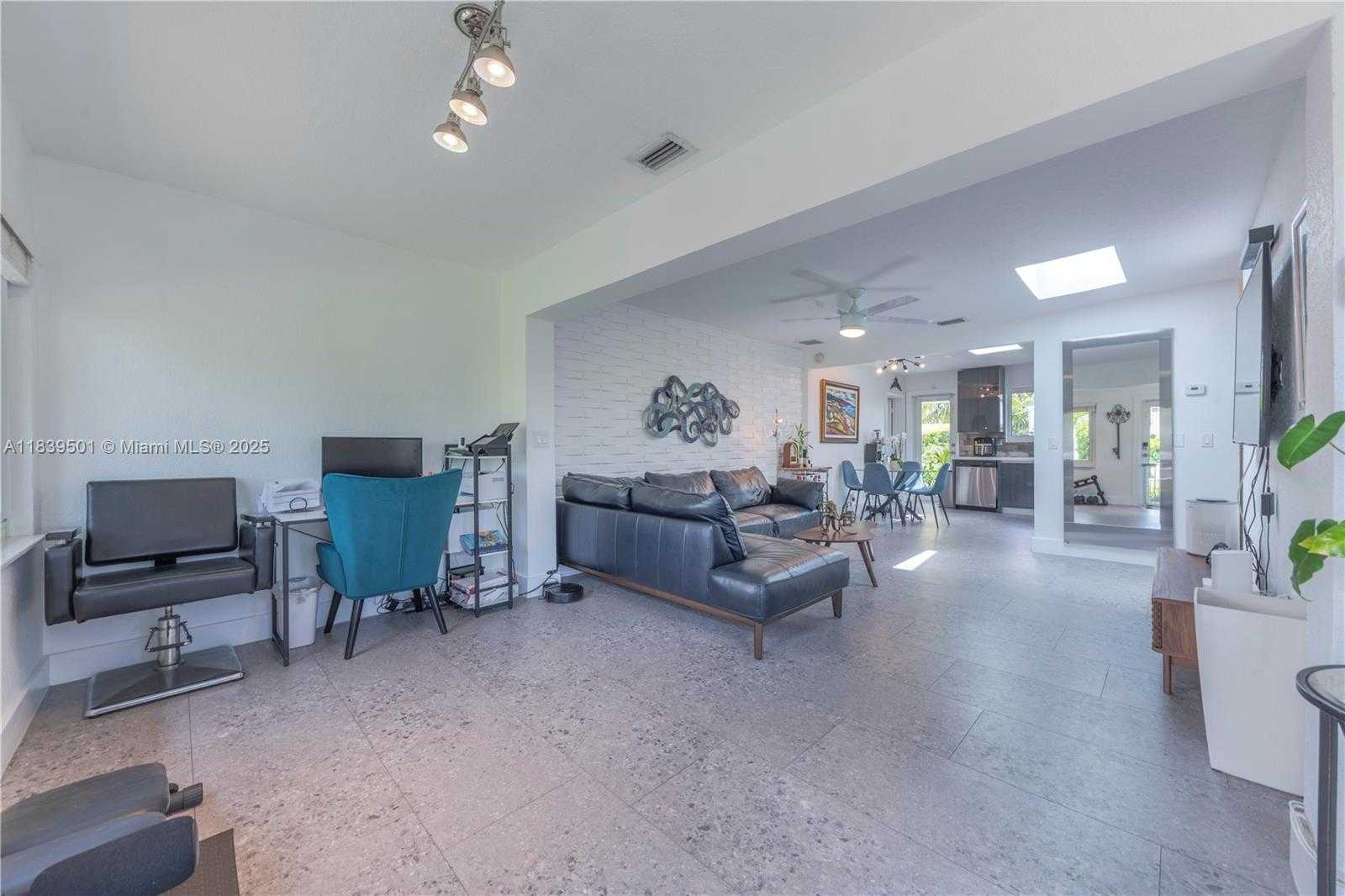 Small Image of 2245 JOHNSON ST, Hollywood Number 31