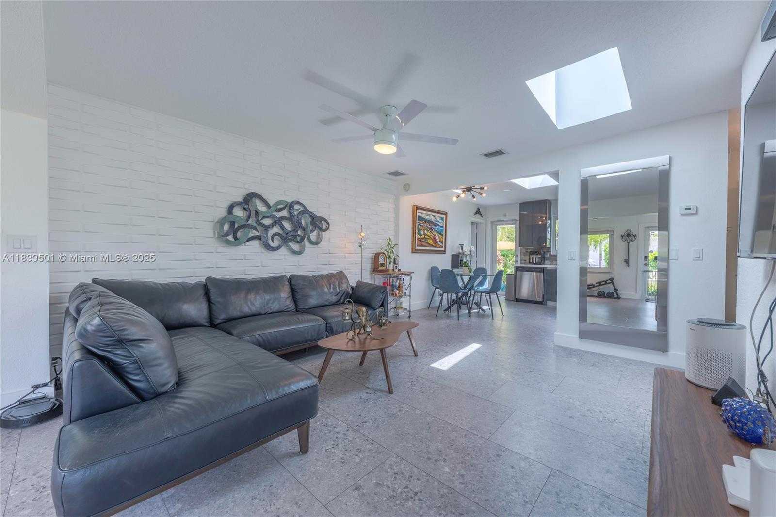 Small Image of 2245 JOHNSON ST, Hollywood Number 32