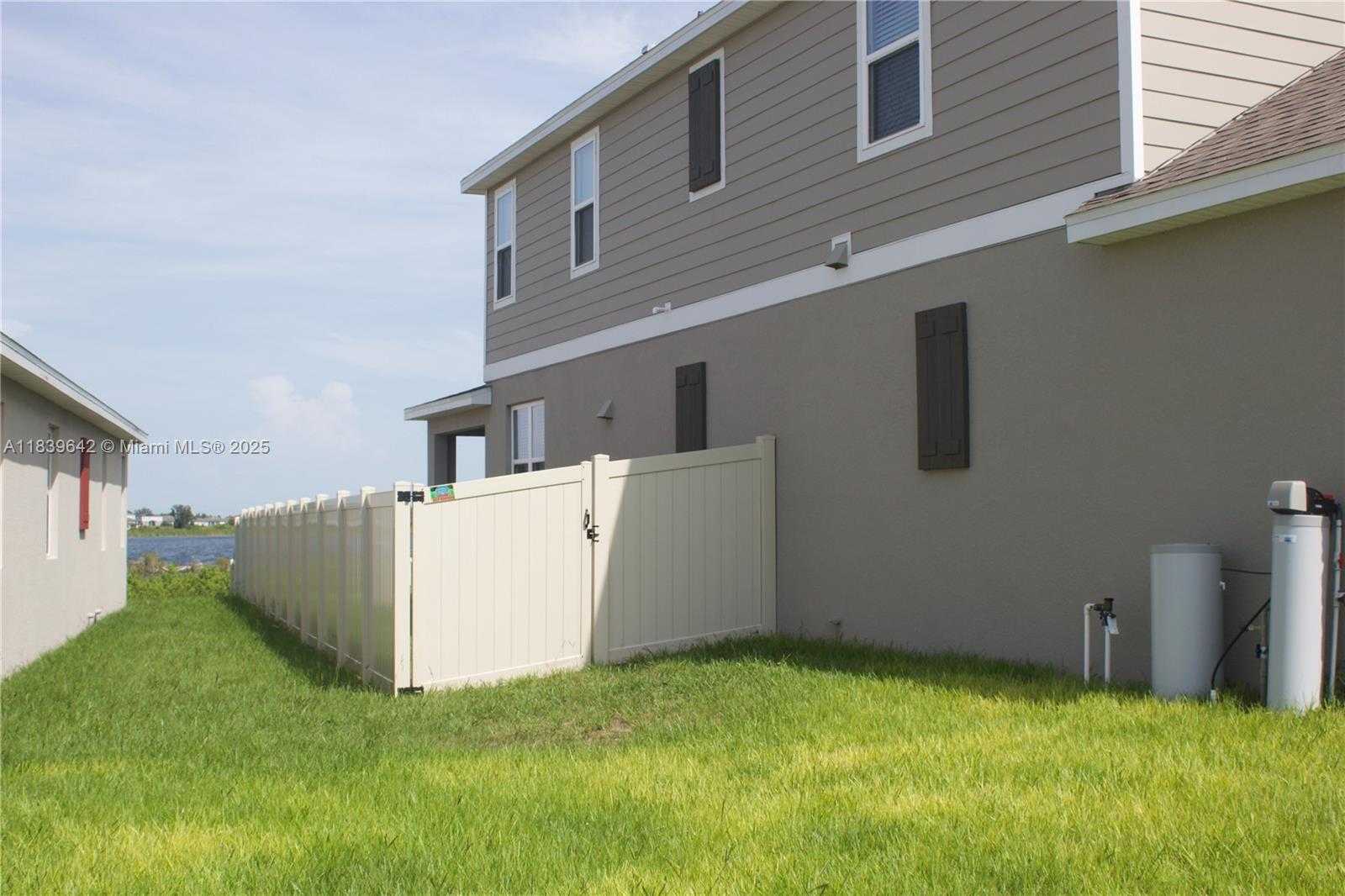 Small Image of 856 NORTH EAST GRIFFON AVE, Other City - In The State Of Florida Number 4