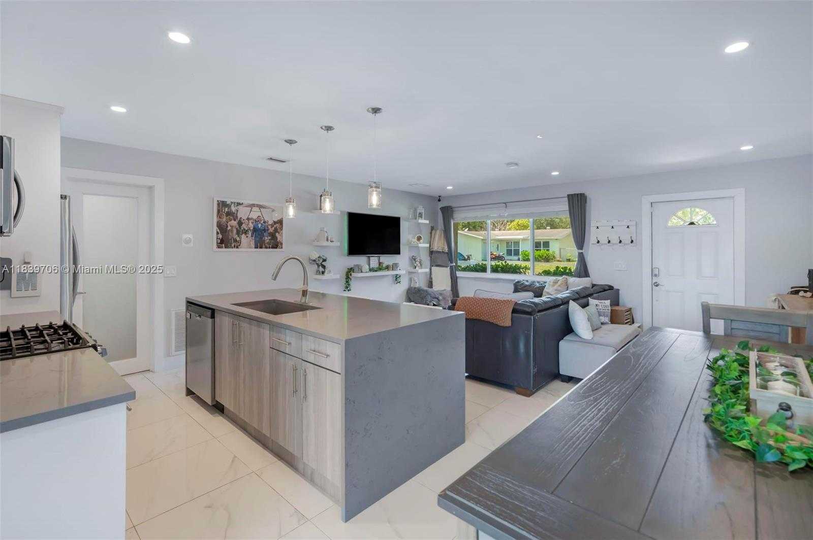 Small Image of 11940 NORTH WEST 33RD ST, Sunrise Number 7