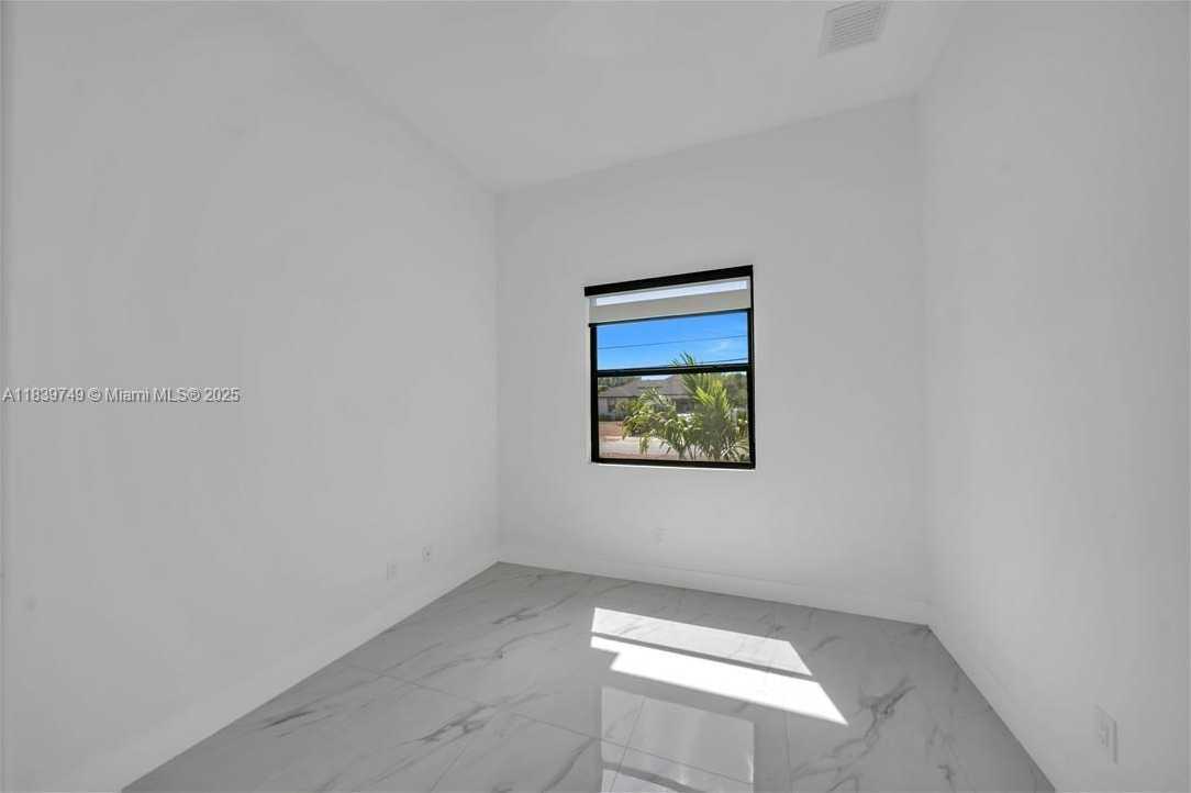 Small Image of 903 NE 23rd St, Cape Coral, FL 33909, USA Number 13