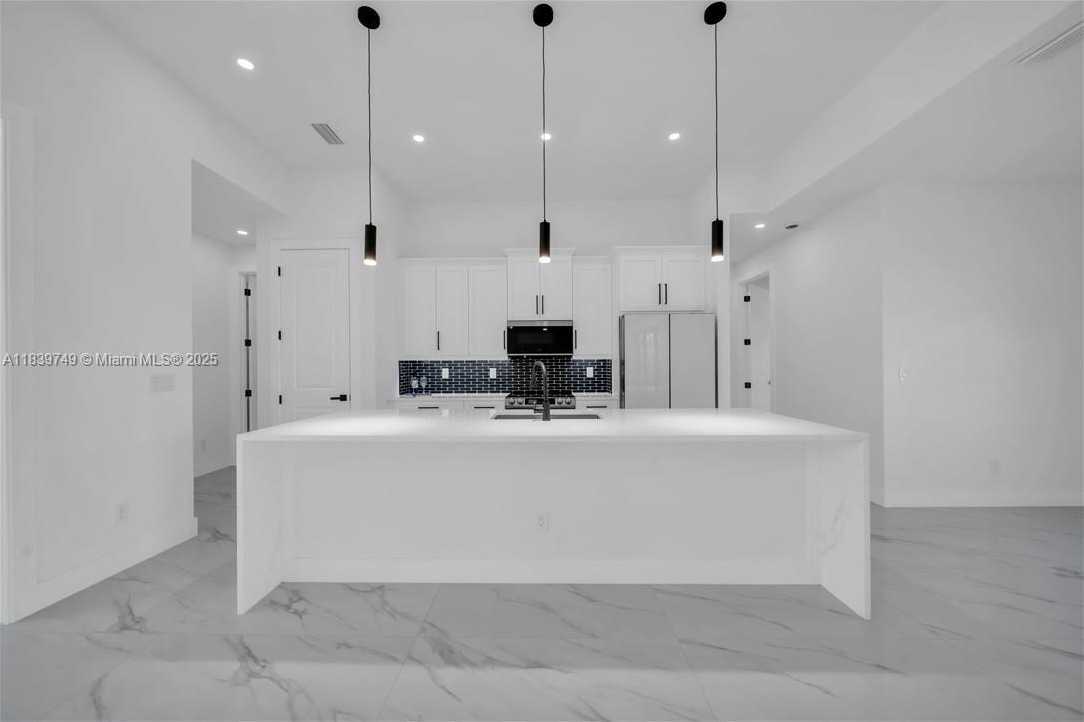 Small Image of 903 NE 23rd St, Cape Coral, FL 33909, USA Number 16