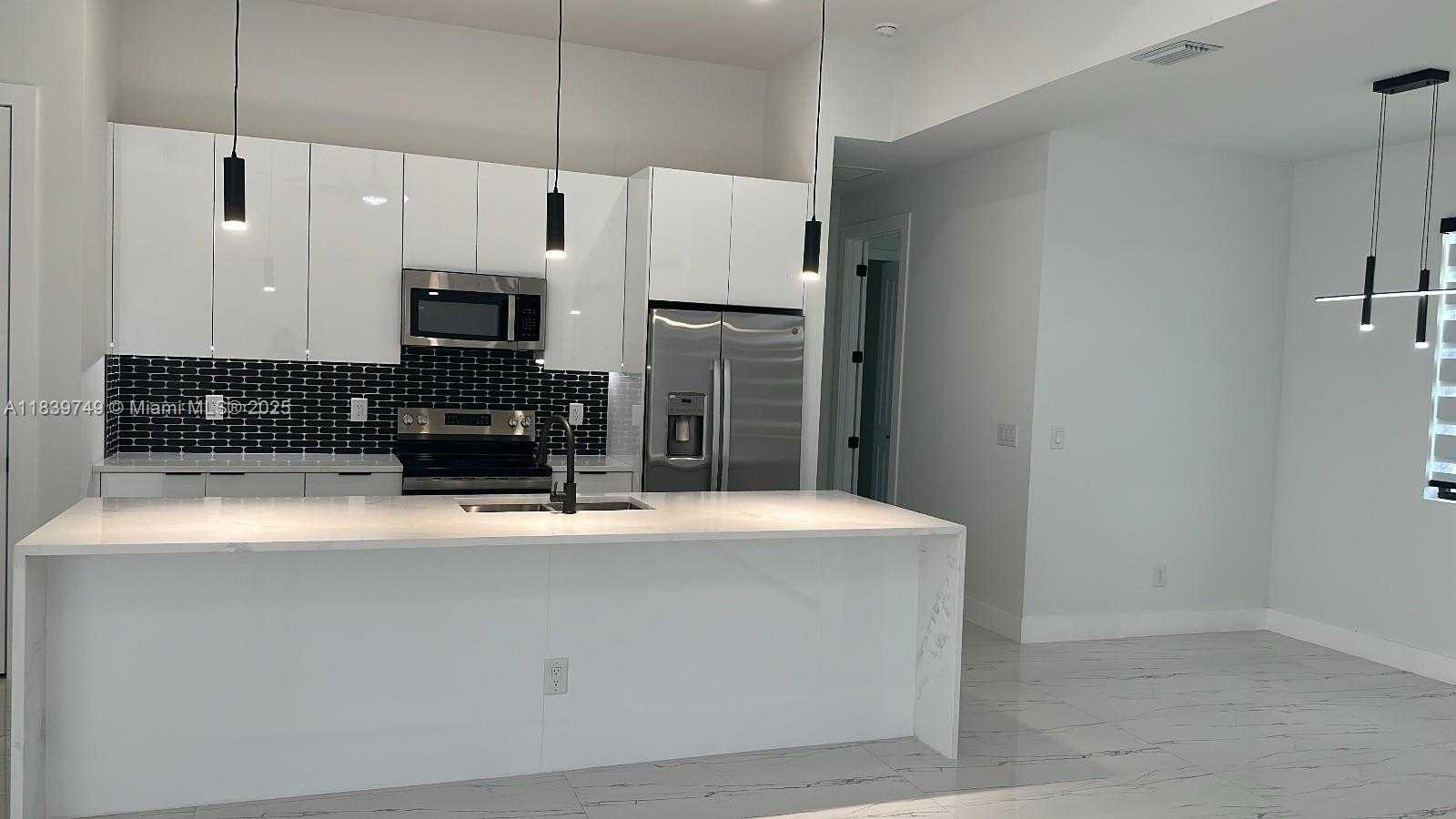Small Image of 903 NE 23rd St, Cape Coral, FL 33909, USA Number 17