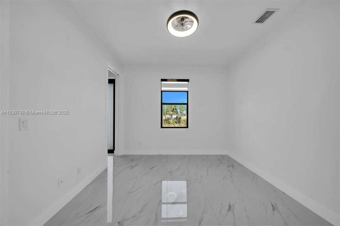 Small Image of 903 NE 23rd St, Cape Coral, FL 33909, USA Number 22