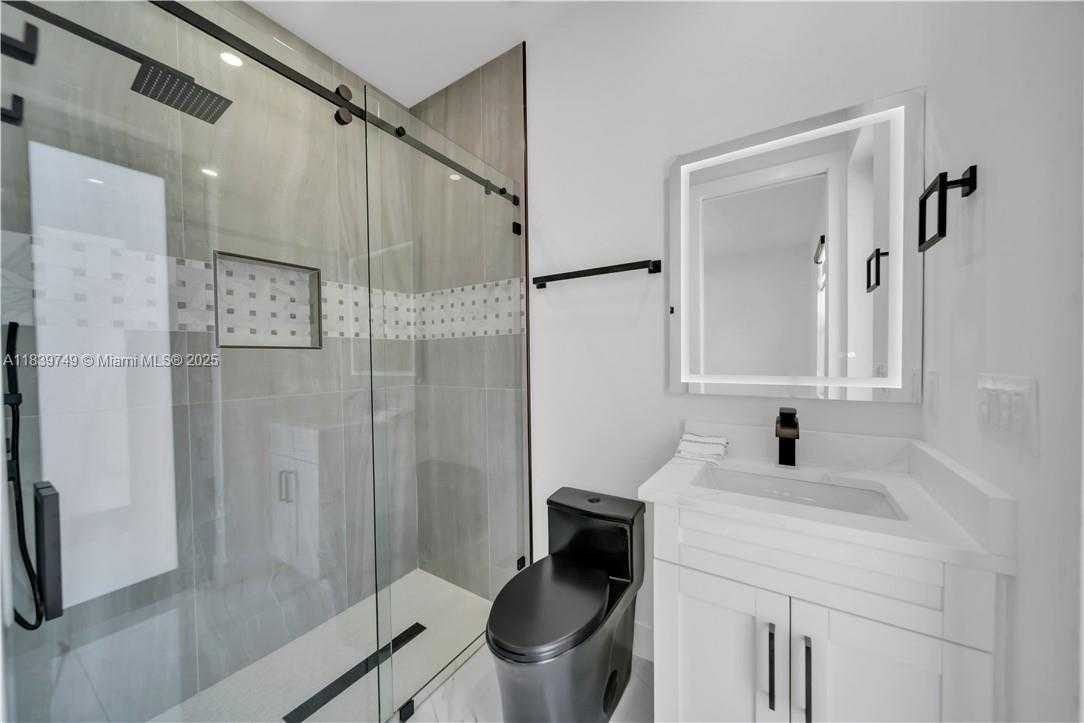 Small Image of 903 NE 23rd St, Cape Coral, FL 33909, USA Number 24