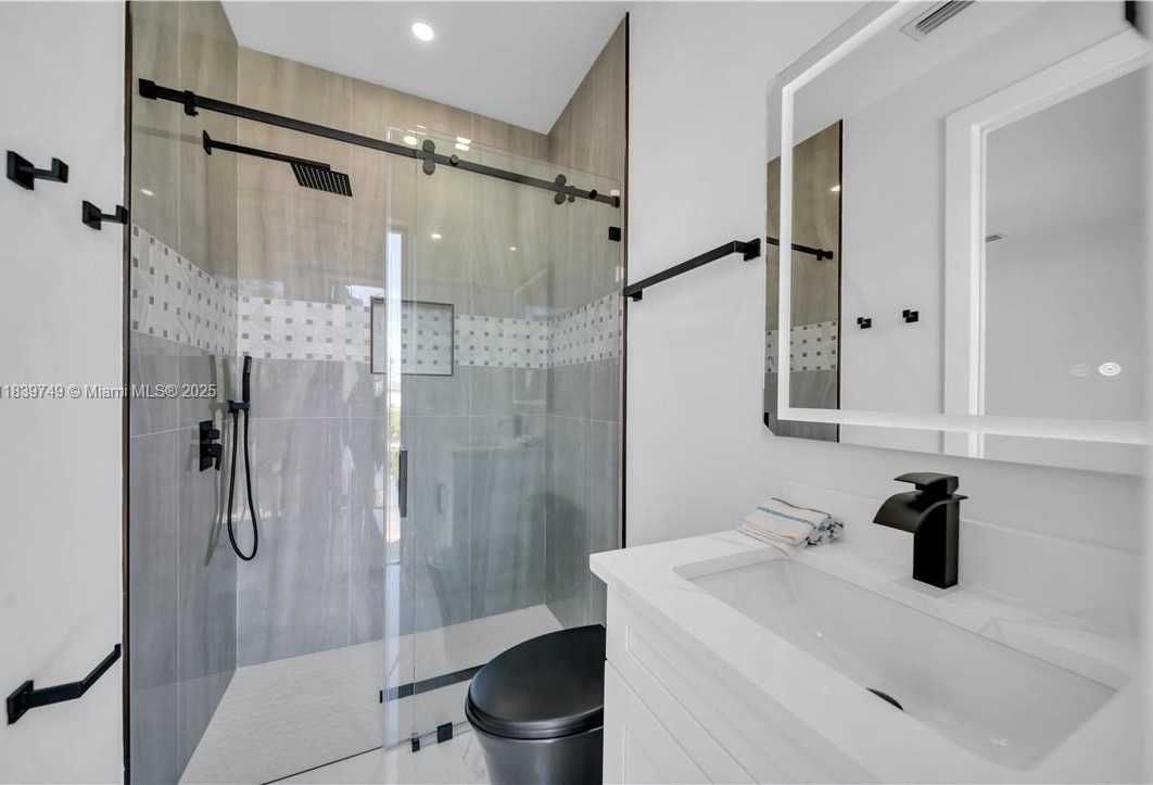 Small Image of 903 NE 23rd St, Cape Coral, FL 33909, USA Number 25