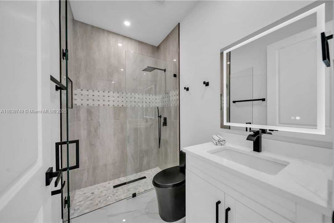 Small Image of 903 NE 23rd St, Cape Coral, FL 33909, USA Number 26