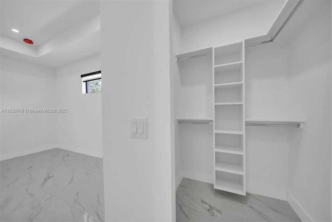 Small Image of 903 NE 23rd St, Cape Coral, FL 33909, USA Number 31