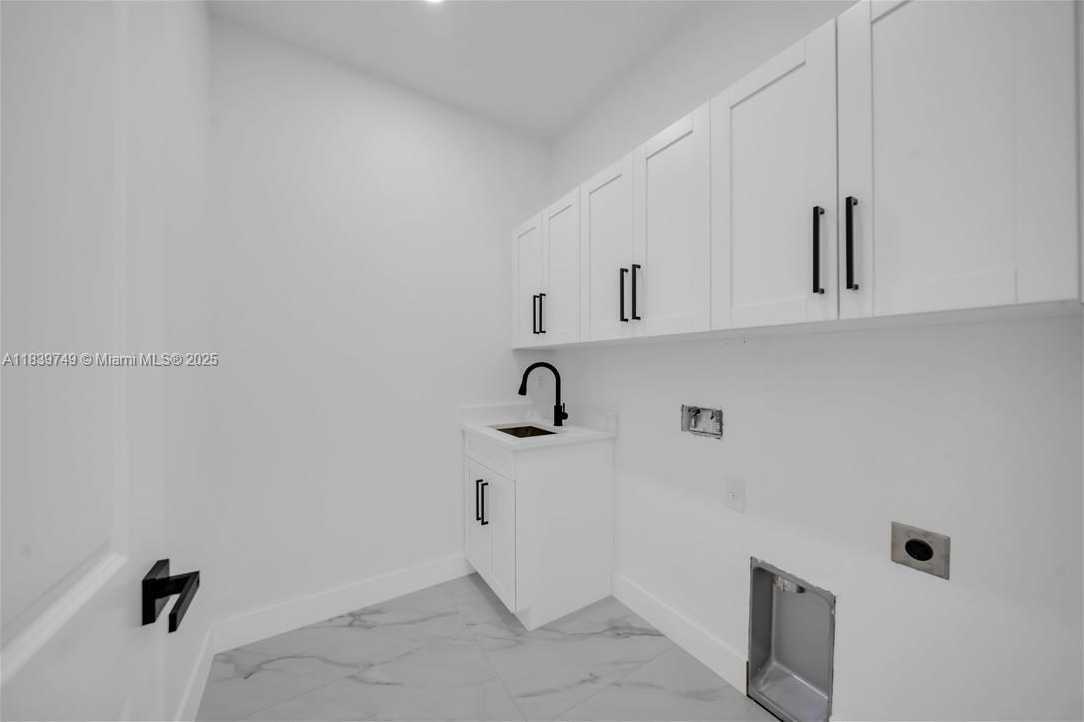 Small Image of 903 NE 23rd St, Cape Coral, FL 33909, USA Number 8