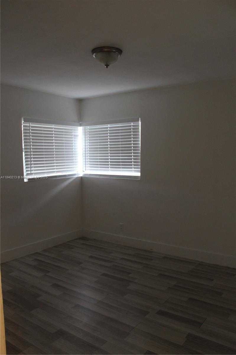 Small Image of Hollywood Number 12