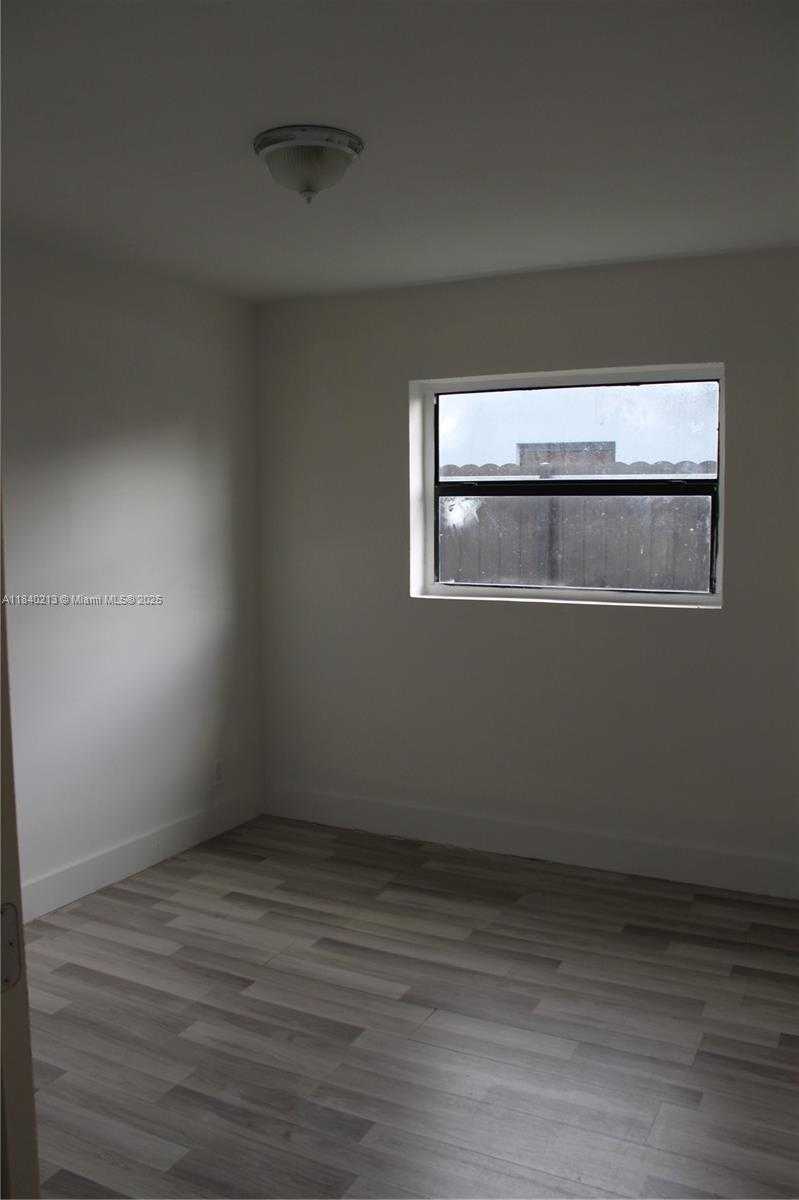 Small Image of Hollywood Number 14