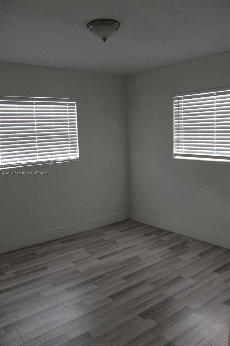 Small Image of Hollywood Number 15