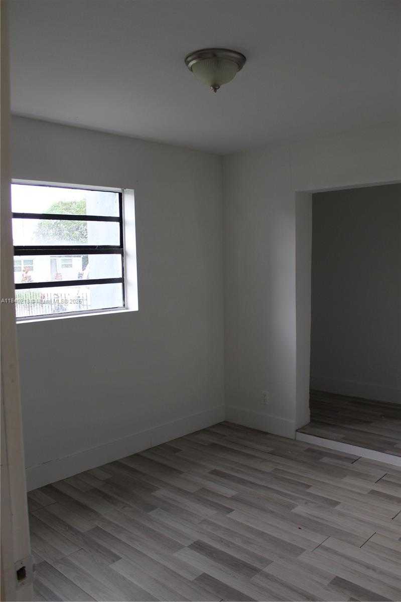 Small Image of Hollywood Number 17