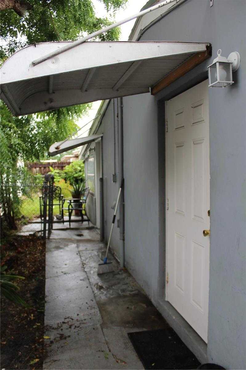 Small Image of Hollywood Number 30