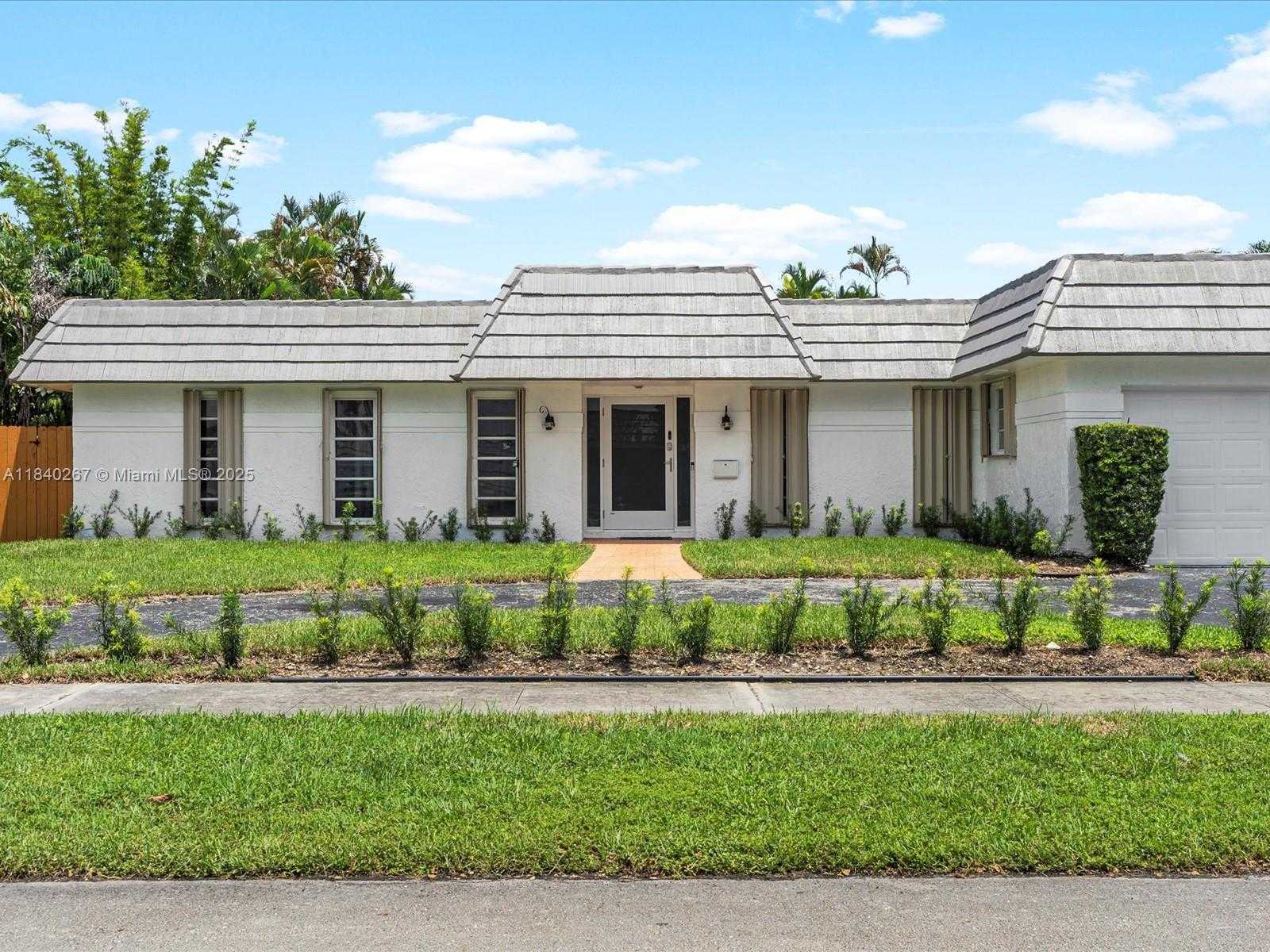 Small Image of 3721 NORTH 55TH AVE, Hollywood Number 2