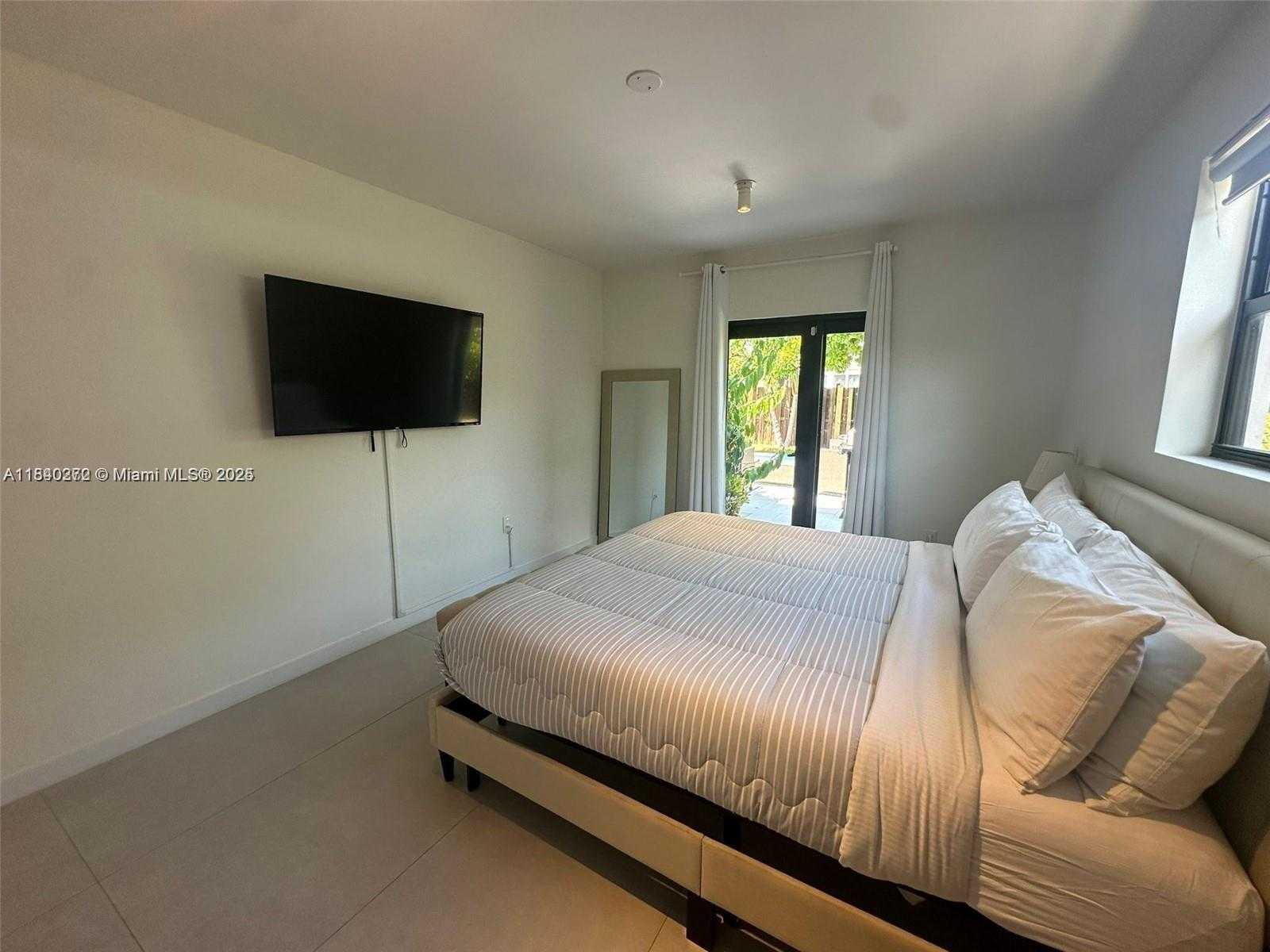 Small Image of 7532 HISPANOLA AVE, North Bay Village Number 17