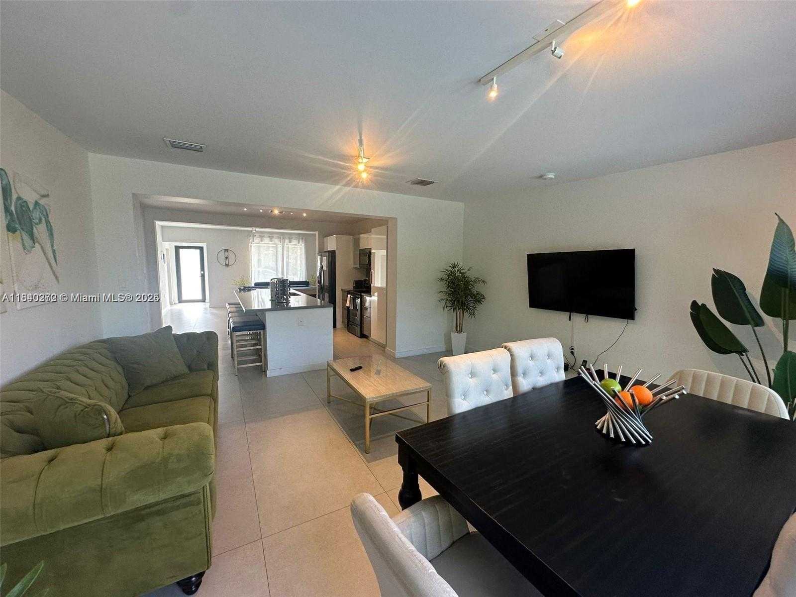 Small Image of 7532 HISPANOLA AVE, North Bay Village Number 3