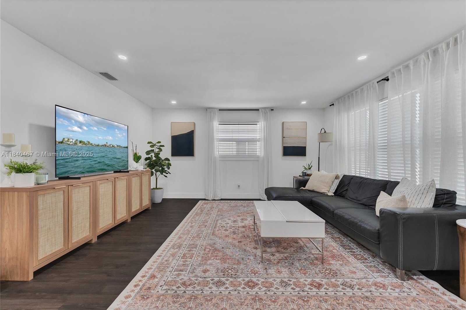 Small Image of 2851 WASHINGTON ST, Hollywood Number 4
