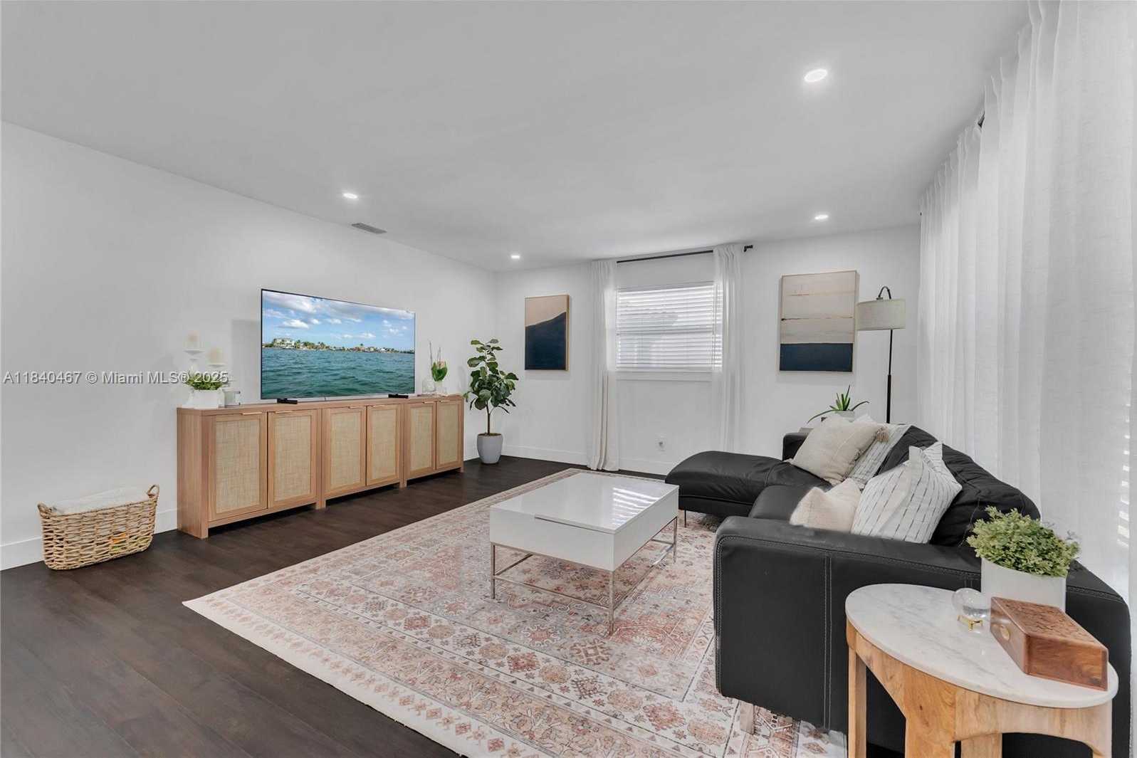 Small Image of 2851 WASHINGTON ST, Hollywood Number 5