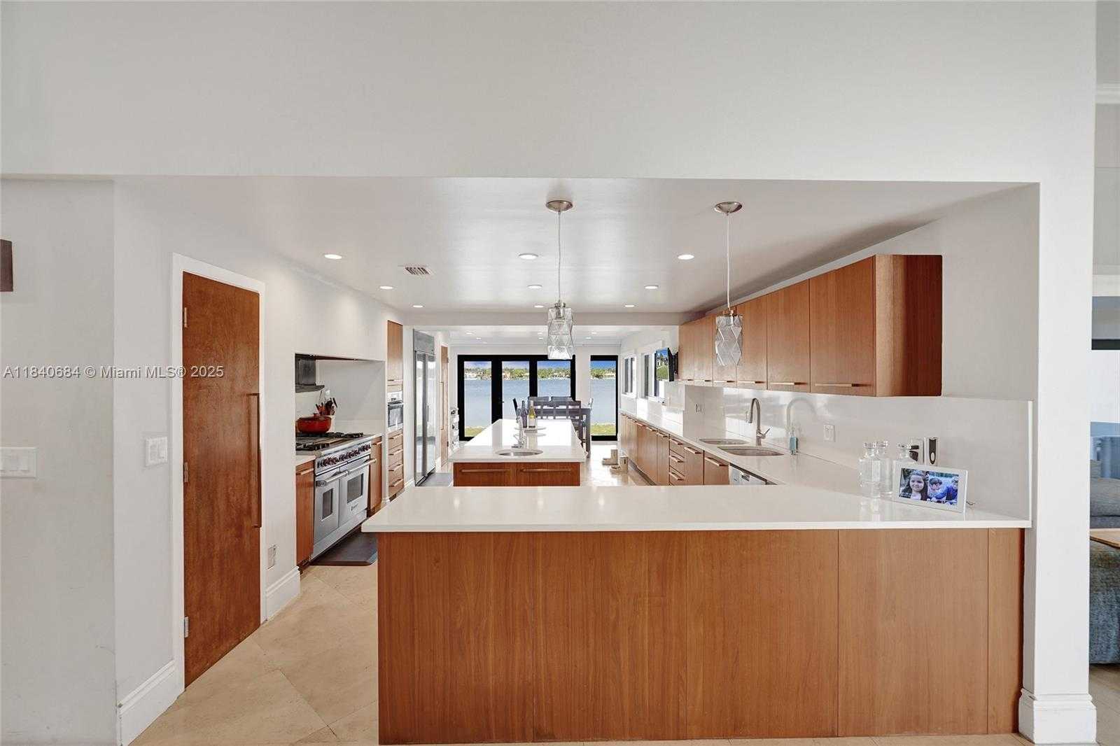 Small Image of 13724 SOUTH WEST 92ND CT, Miami Number 10