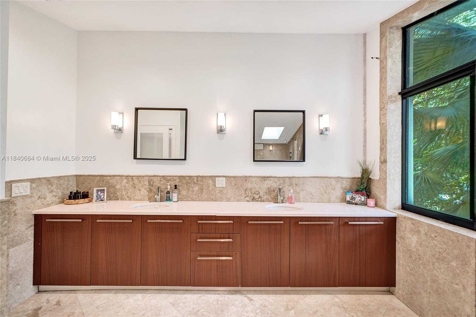 Small Image of 13724 SOUTH WEST 92ND CT, Miami Number 28