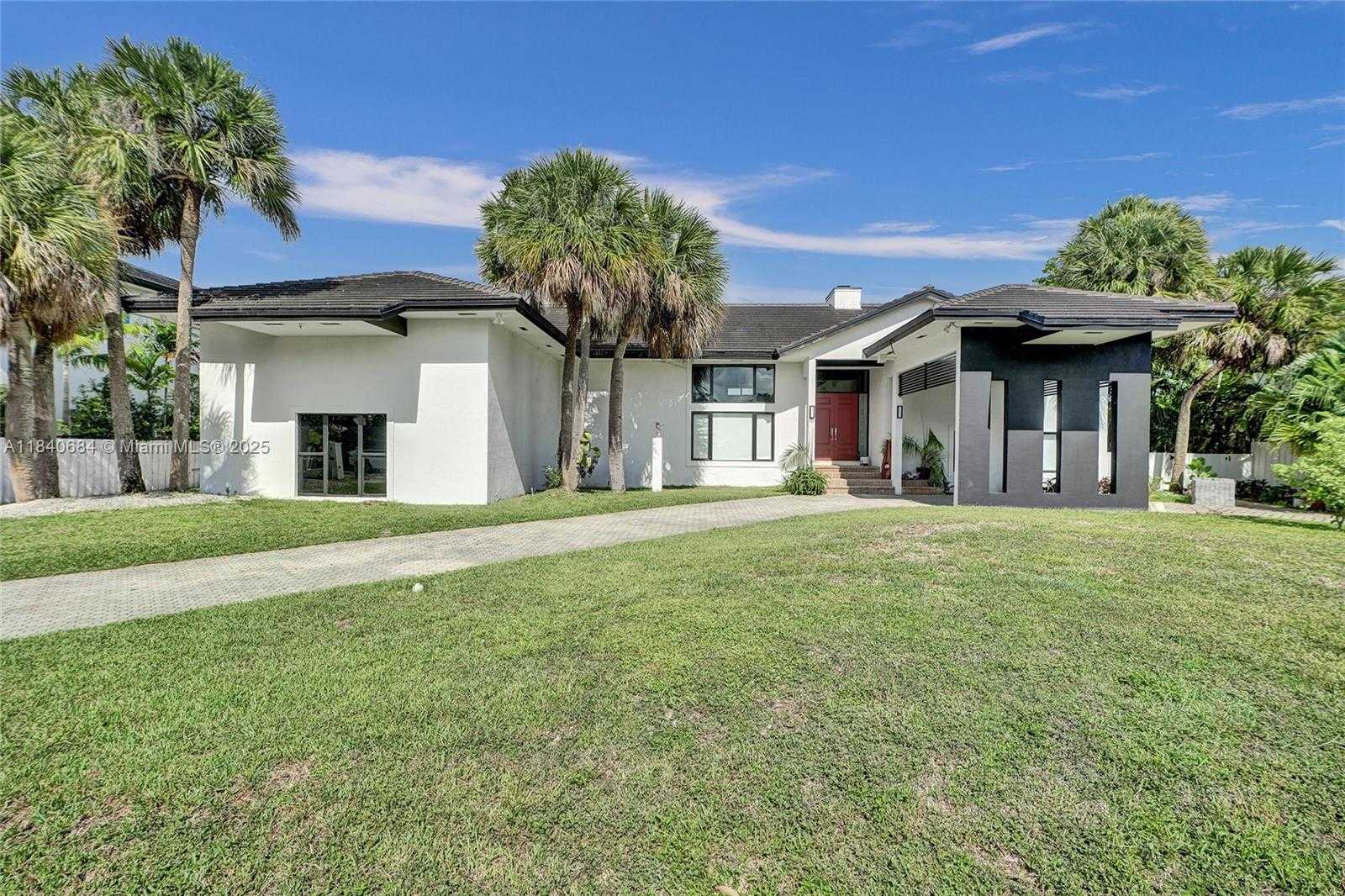 Small Image of 13724 SOUTH WEST 92ND CT, Miami Number 4