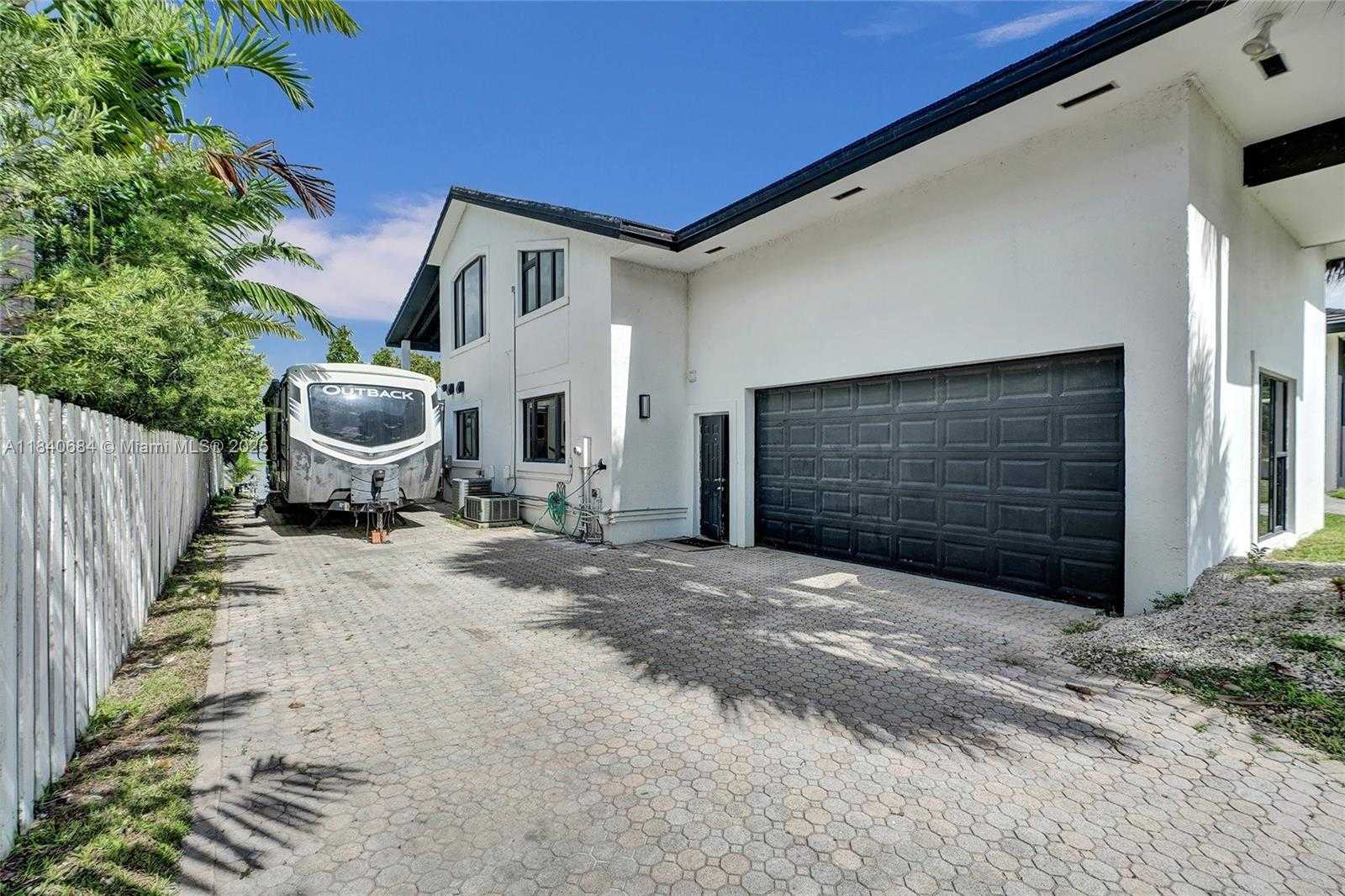 Small Image of 13724 SOUTH WEST 92ND CT, Miami Number 74