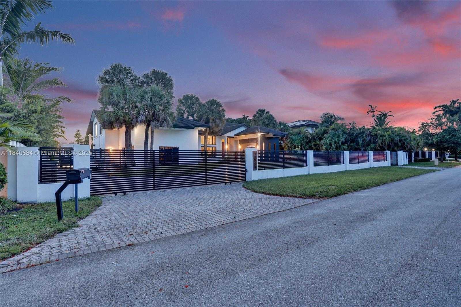 Small Image of 13724 SOUTH WEST 92ND CT, Miami Number 75