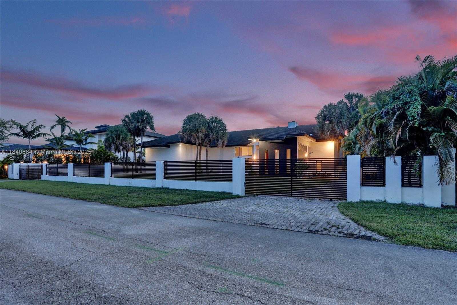Small Image of 13724 SOUTH WEST 92ND CT, Miami Number 77