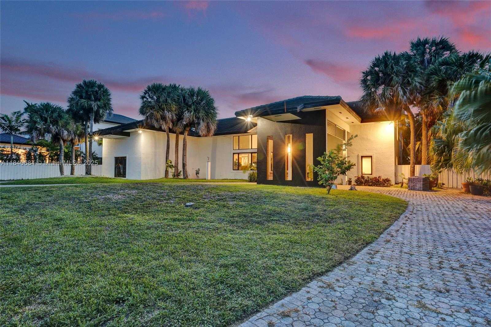 Small Image of 13724 SOUTH WEST 92ND CT, Miami Number 78