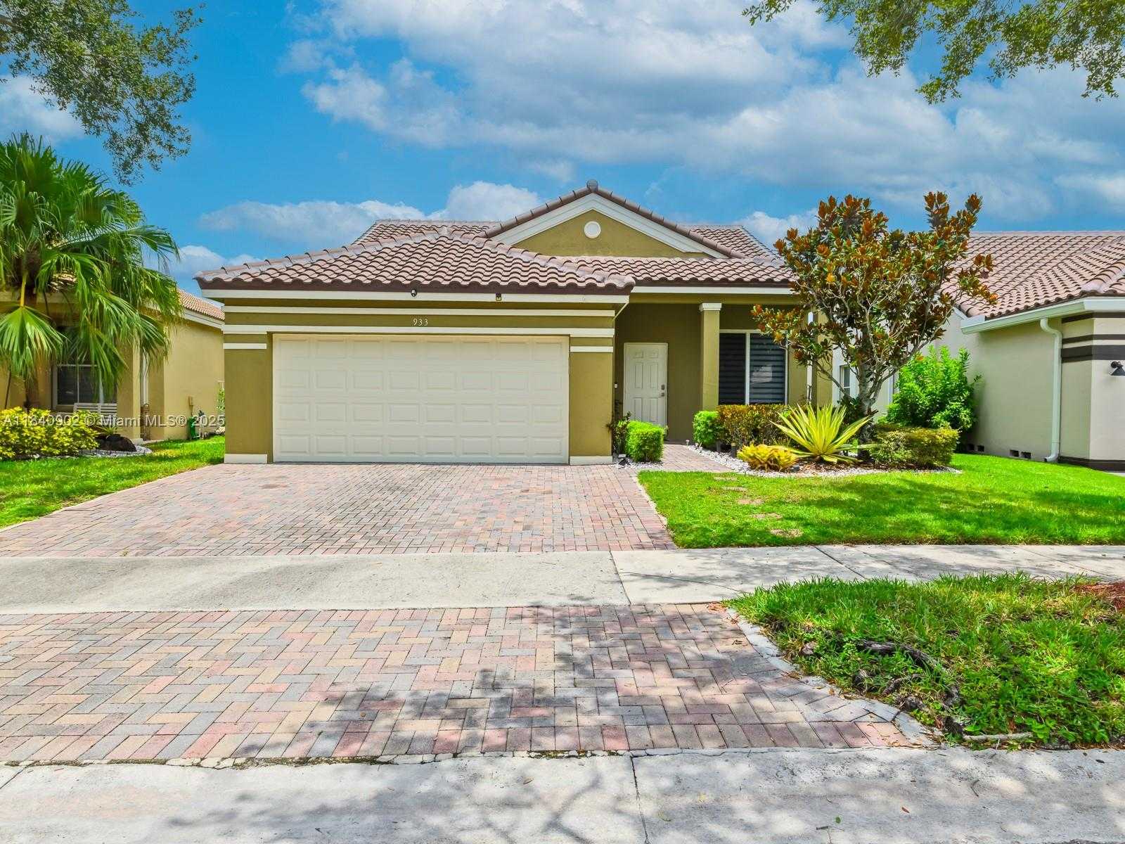 Small Image of 933 FALLING WATER RD, Weston Number 3