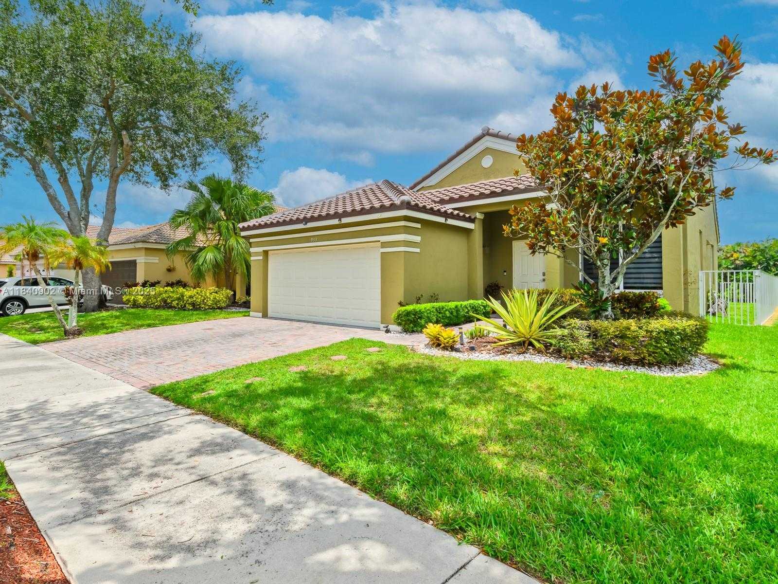 Small Image of 933 FALLING WATER RD, Weston Number 4