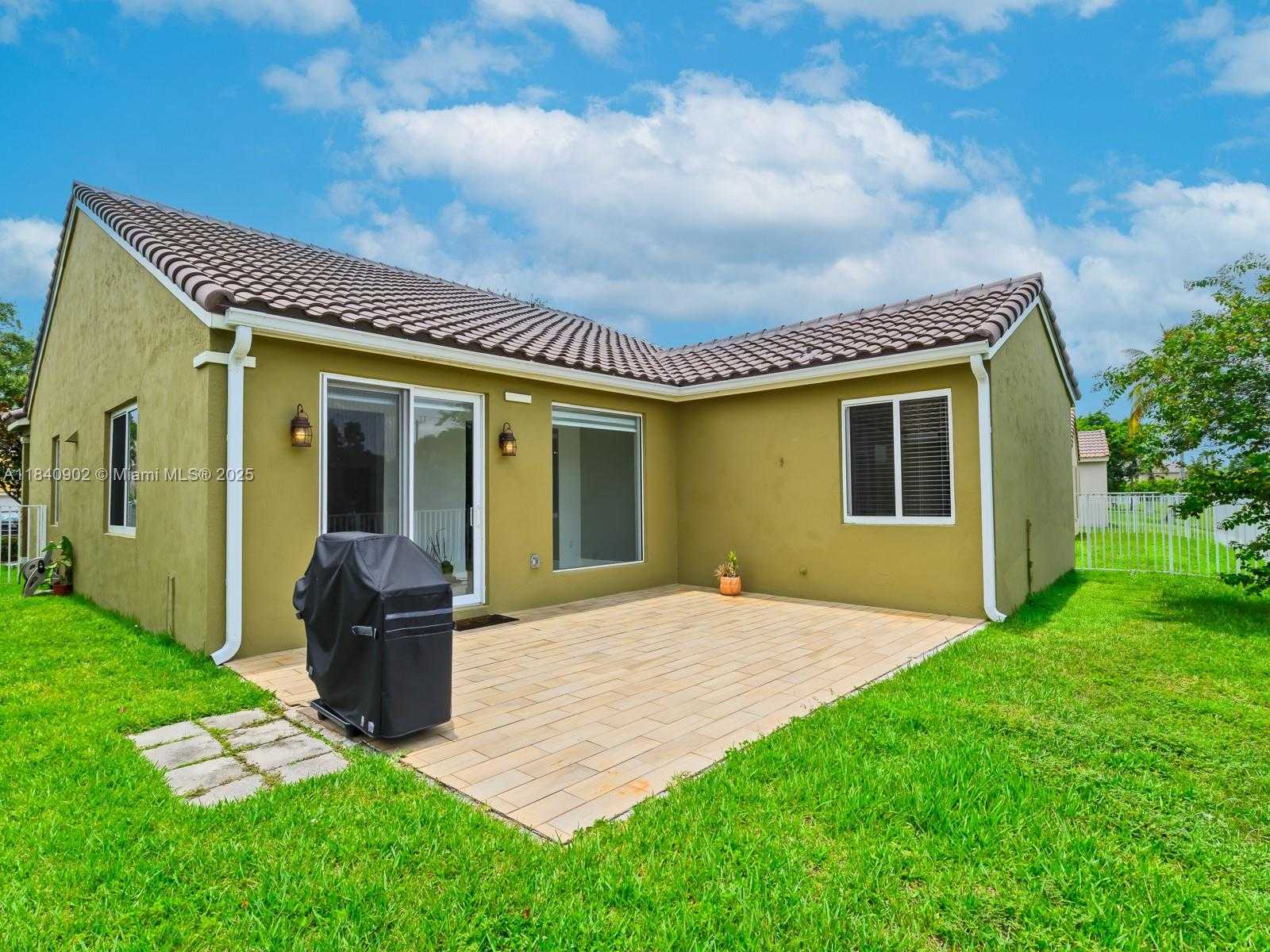 Small Image of 933 FALLING WATER RD, Weston Number 40