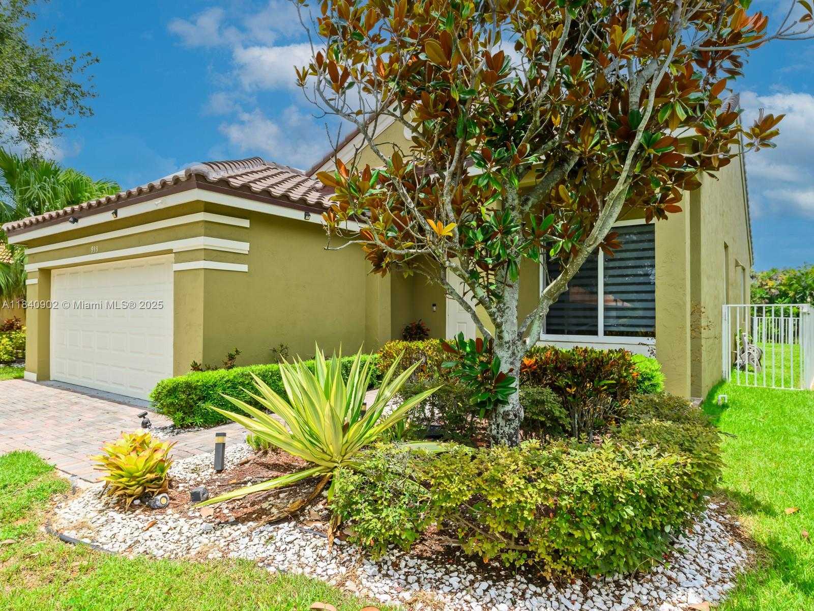Small Image of 933 FALLING WATER RD, Weston Number 6