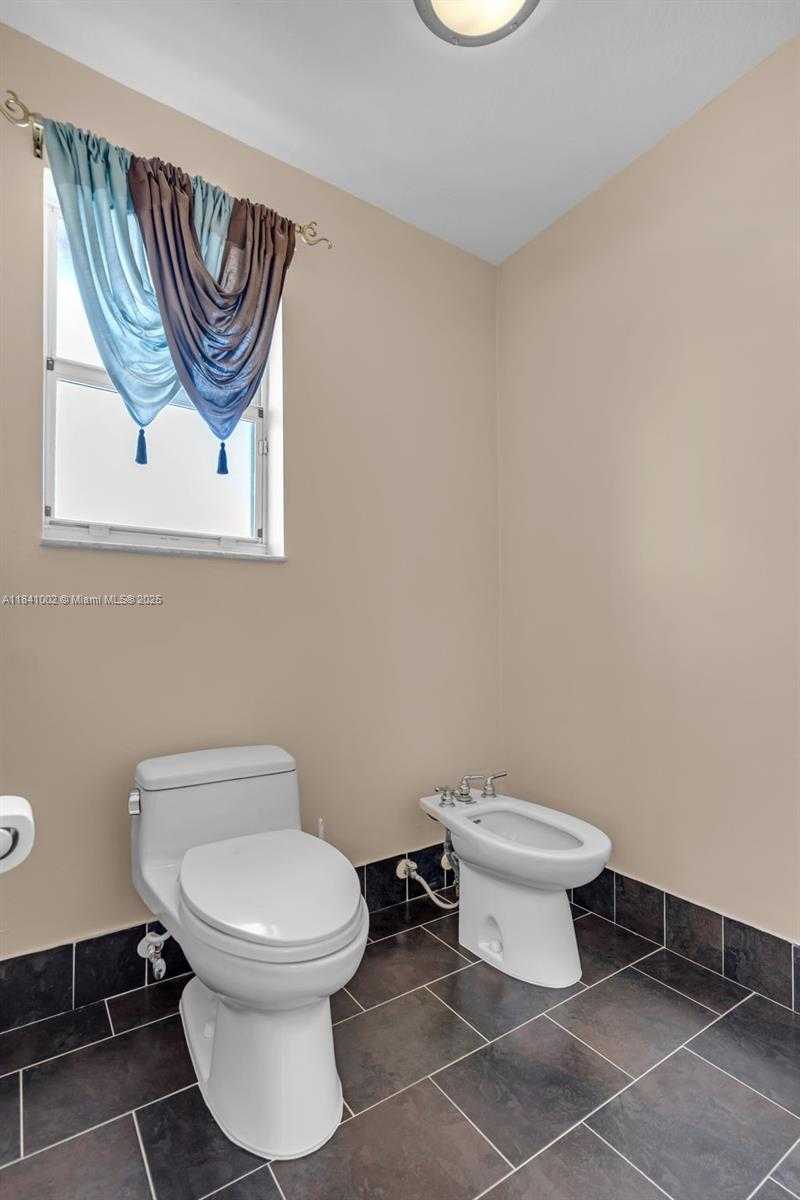 Small Image of 11331 NORTH WEST 64TH TER, Doral Number 35