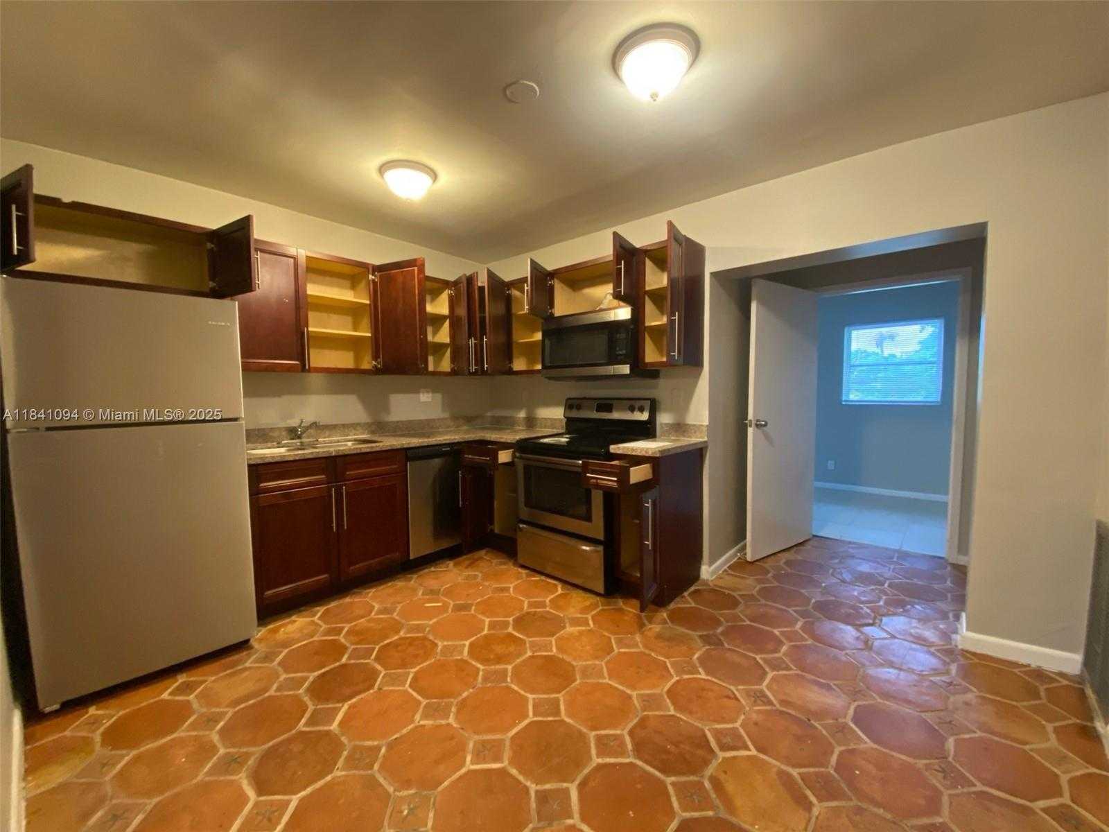 Small Image of 128 SOUTH WEST 7TH TER, Hallandale Beach Number 4