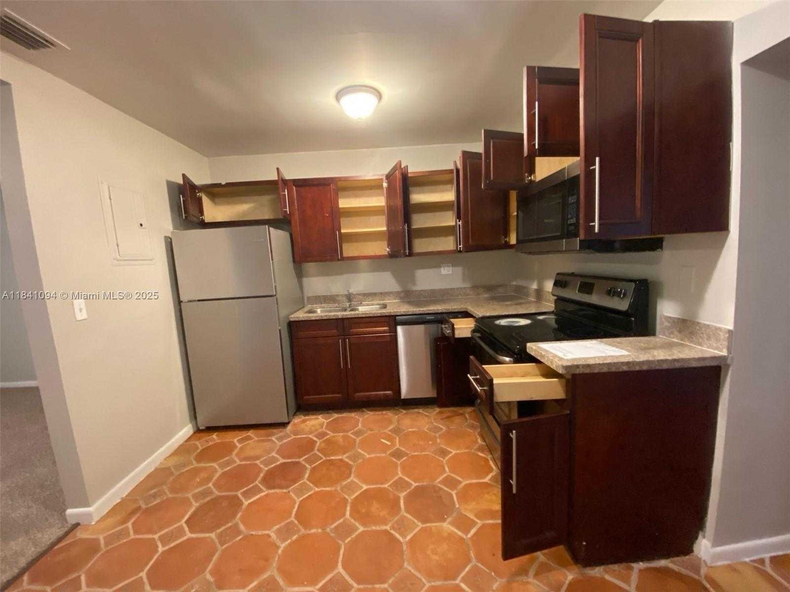 Small Image of 128 SOUTH WEST 7TH TER, Hallandale Beach Number 5